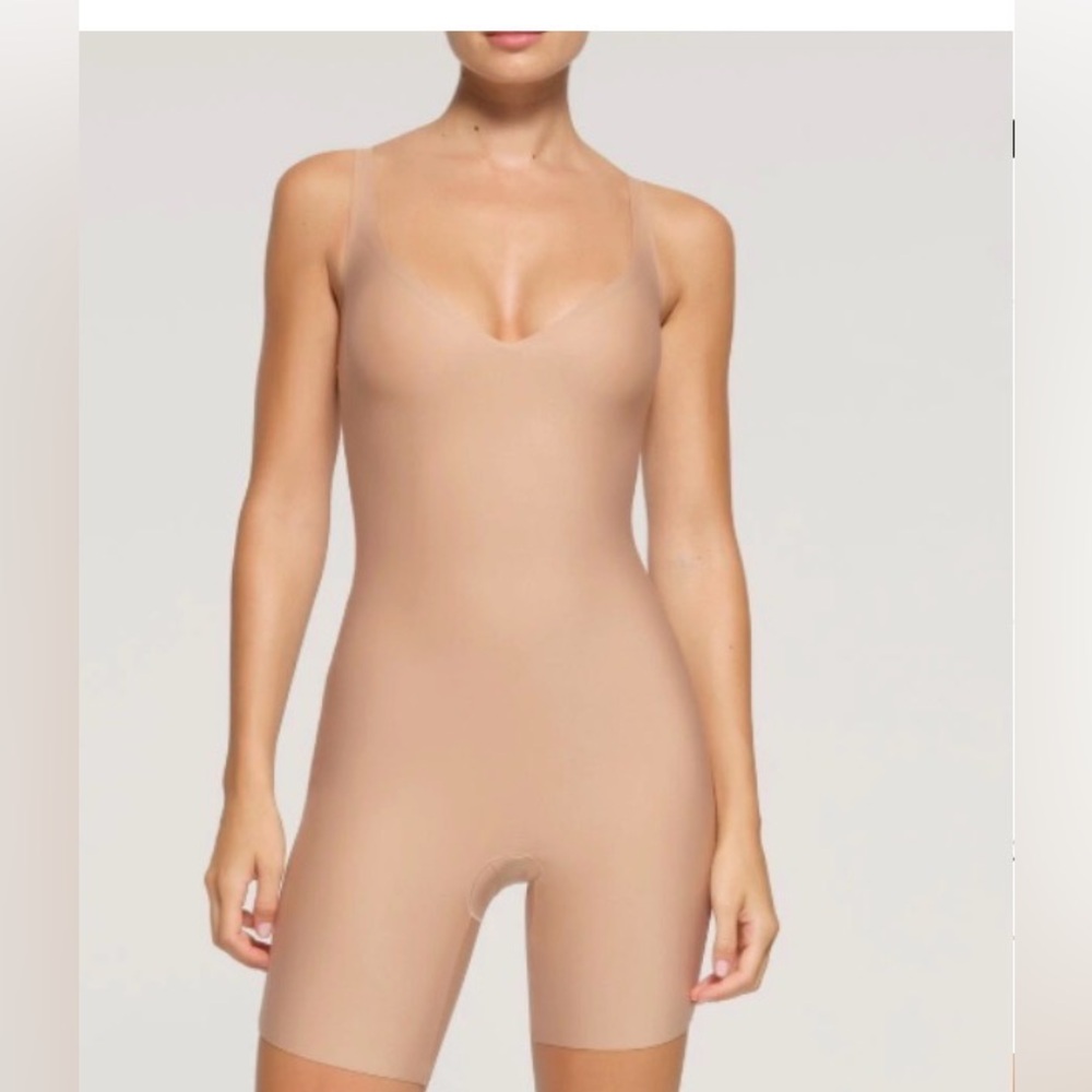 NWOT Skims Body Unlined Plunge Mid Thigh Bodysuit Clay small